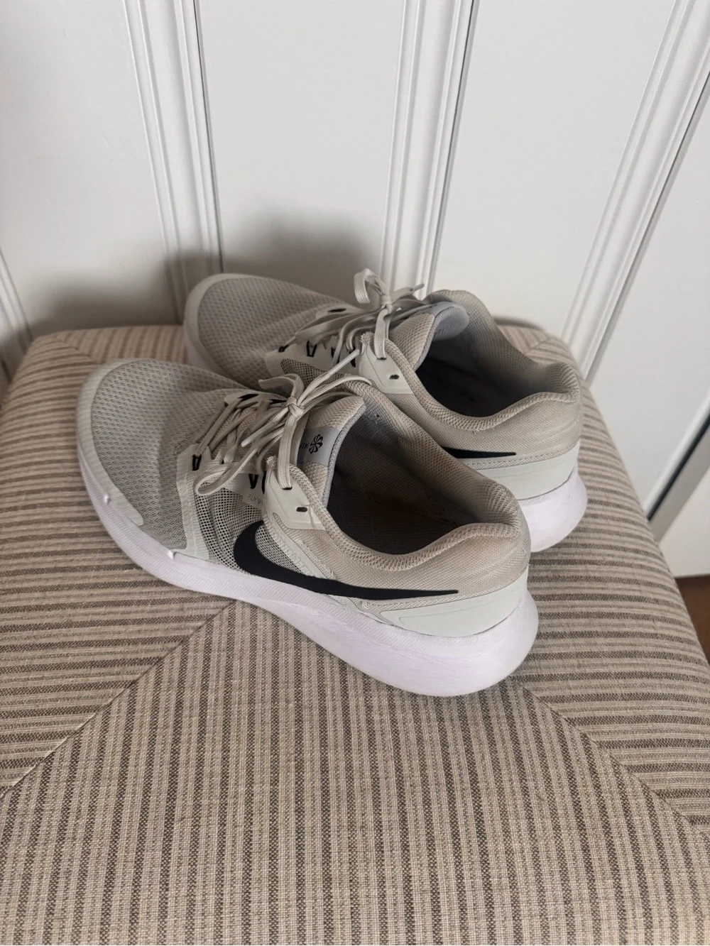 Nike Men's Gray and Black Lightweight Running Sneakers